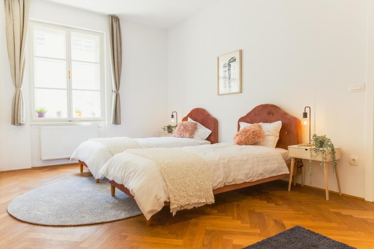 Top Location City Centre Condo In Historic Building With Free Garage Parking Lubiana Esterno foto