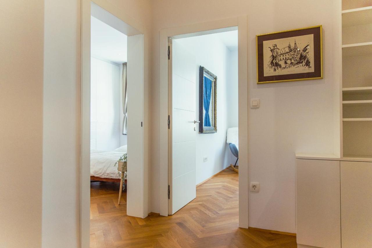 Top Location City Centre Condo In Historic Building With Free Garage Parking Lubiana Esterno foto